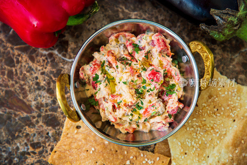 中东特产Baba Ghanoush配上欧芹，配上面包